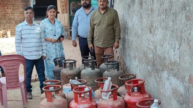 आगरा में अवैध गैस रिफिलिंग का भंडाफोड़: आपूर्ति विभाग ने 17 सिलिंडर किए जब्त, आरोपी फरार