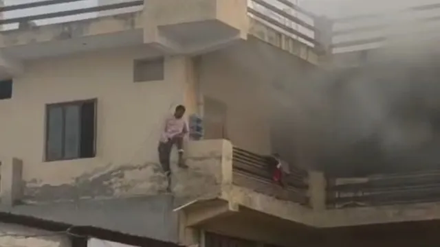 गुरुग्राम के कादीपुर में घर में आग लगने से मचा हड़कंप, लोगों ने पड़ोसी की छत से कूदकर बचाई जान