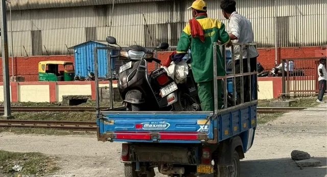 गोरखपुर रेलवे स्टेशन यार्ड के बीच पाथ वे पर चला रहे बाइक, अब होगी कार्रवाई