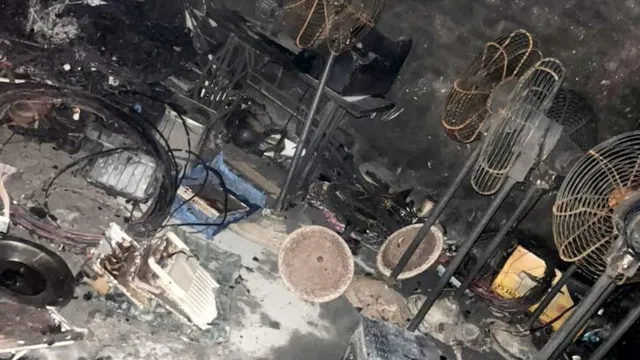 हापुड़ के सिंभावली में शॉर्ट सर्किट से मकान में लगी आग, टेंट मालिक का लाखों का सामान जलकर राख