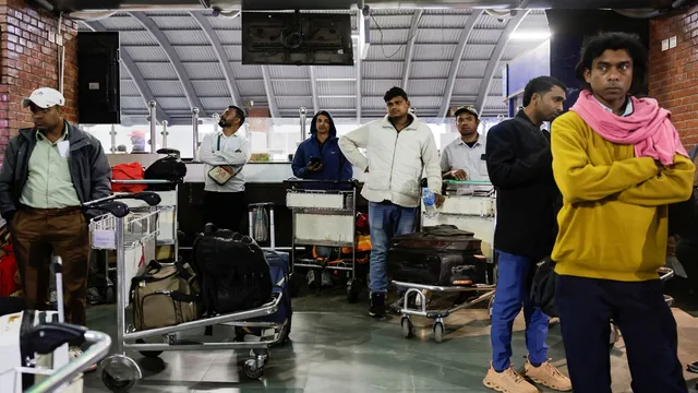 अंतरराष्ट्रीय विमान सेवाएं बुरी तरह बाधित, अबू धाबी और दुबई इंटरनेशनल एयरपोर्ट बंद; भारतीयों समेत फंसे हजारों यात्री