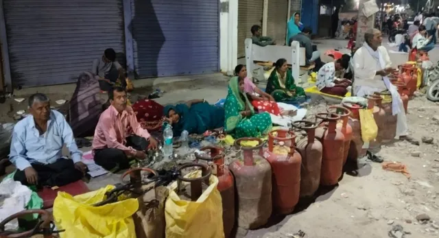 गोरखपुर में सिलिंडर संकट के बीच पेट्रोल के लिए भाग-दौड़, रातभर लाइन में लगी महिलाएं