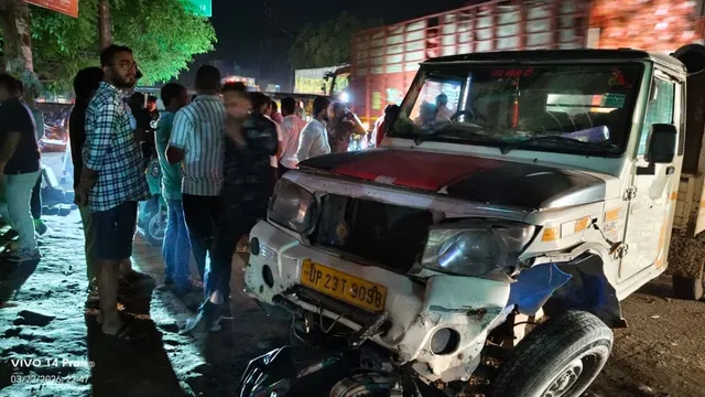 अमरोहा में सड़क हादसा: कार से टकराकर बाइक पर चढ़ी मैक्स पिकअप, दो युवक घायल