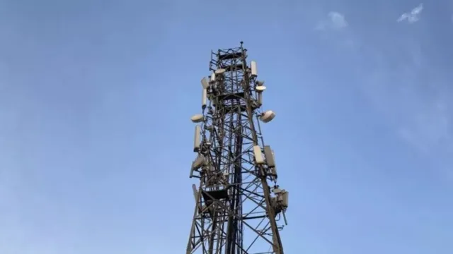 प्रेमिका को मौके पर बुलाओ नहीं तो कूद जाऊंगा… मथुरा में प्रेम प्रसंग में मोबाइल टावर पर चढ़ा युवक