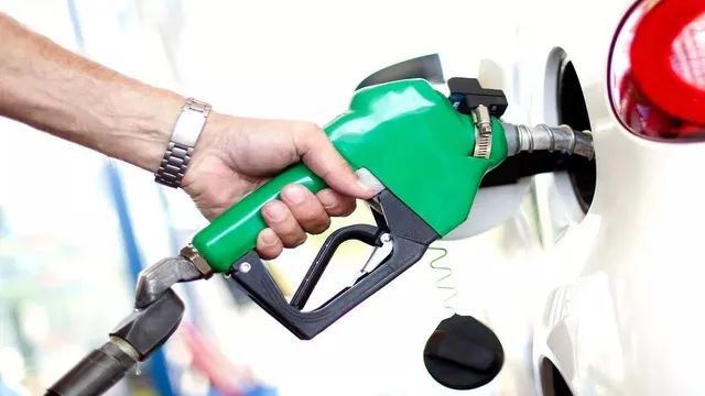 जम्मू-कश्मीर के अनंतनाग में दो पेट्रोल पंप सील, नियमों के उल्लंघन पर कार्रवाई; प्रशासन ने की पर्याप्त ईंधन आपूर्ति की पुष्टि