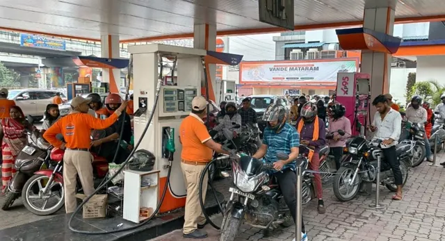 लखनऊ में पेट्रोल पंपों के बाहर आज भी लग रहीं कतारें, पुलिस की निगरानी में मिल रहा तेल