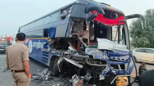 इटावा-कानपुर हाईवे पर ट्रेलर में जा घुसी टूरिस्ट बस, ड्राइवर की मौत; 6 से ज्यादा यात्री घायल