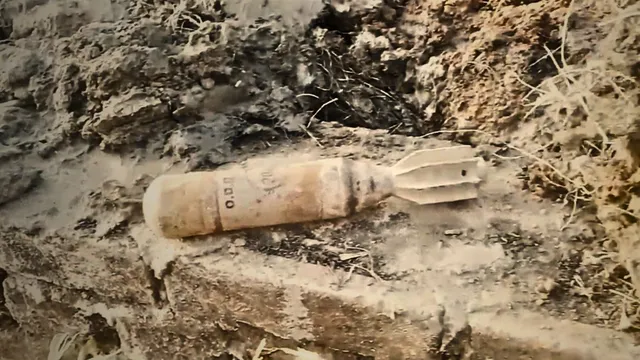 बलिया: तालाब की खाेदाई में निकला ‘चांद-सितारा’ निशान वाला मोर्टार, बच्चे कबाड़ समझ कर काटने लगे तो मचा हड़कंप