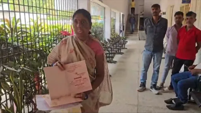 बेटी की शादी का कार्ड लेकर दर-दर भटक रही मां, फिर भी नहीं मिल रहा सिलिंडर