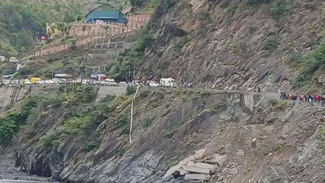 चंबा-भरमौर NH का हिस्सा रावी नदी में धंसा, बड़े हादसे का खतरा; तीन घंटे हाईवे पर यातायात रहा ठप