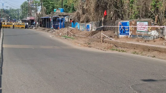 केंदुआ में धनबाद-बोकारो सड़क दो फीट धंसी, जहरीली गैस रिसाव से भूधंसान का बढ़ा खतरा; पुलिस ने लगाया बैरिकेट