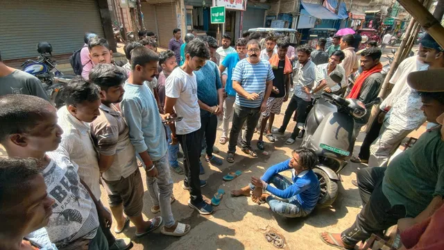 दुमका में लगातार चोरी पर बवाल, गुस्साए ग्रामीणों ने चोर को रस्सी से बांधकर दी सजा; पुलिस ने भीड़ से बचाया