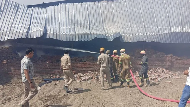 हापुड़ के पिलखुवा में कपड़ा फैक्ट्री और 70 झुग्गियों में लगी भीषण आग, लाखों का हुआ नुकसान