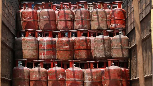 नगर पंचायत में गैस उपभोक्ताओं की बढ़ी मुश्किलें, 25 की जगह 45 दिन में हो रही बुकिंग