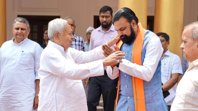 कंधे पर हाथ, चेहरे पर मुस्कान; CM बनने के बाद पहली बार सम्राट से नीतीश की मुलाकात