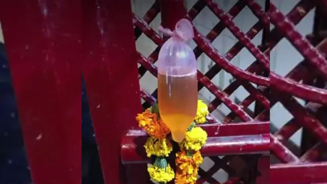 दिल्ली के बृजपुरी में माहौल बिगाड़ने की कोशिश, कंडोम में पेशाब भरकर मंदिर के गेट पर टांगा