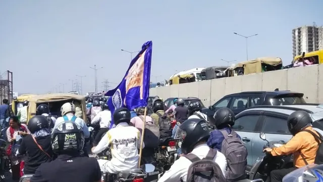 नोएडा में श्रमिक प्रदर्शन से लगा जाम, एमिटी के छात्रों की छूटी परीक्षा, कॉलेज से पेपर आगे बढ़ाने की लगाई गुहार