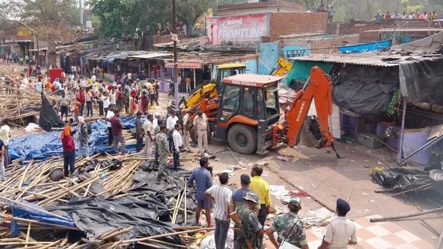 झारखंड HC के आदेश पर रजरप्पा में चला प्रशासन का बुलडोजर, 254 दुकानें ध्वस्त; दुकानदारों के निकले आंसू