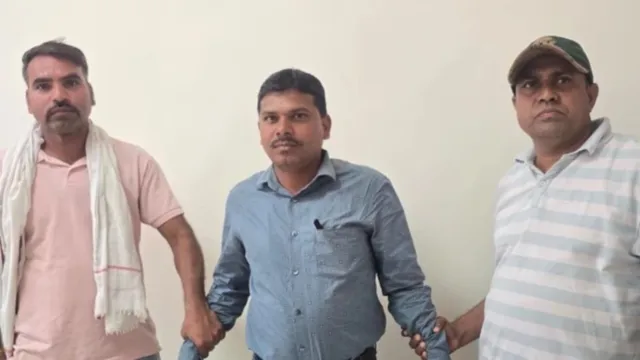 रतलाम में 20000 रुपये रिश्वत लेते पटवारी रंगेहाथ गिरफ्तार, लोकायुक्त ने की कार्रवाई, खेत का सीमांकन करने मांगे थे 30 हजार