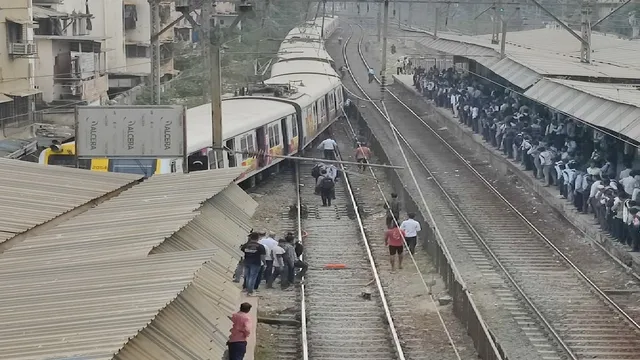 मुंबई: डोंबिवली स्टेशन के पास पटरी से उतरी लोकल ट्रेन, स्लो लाइन रूट पर रेल सेवा बाधित