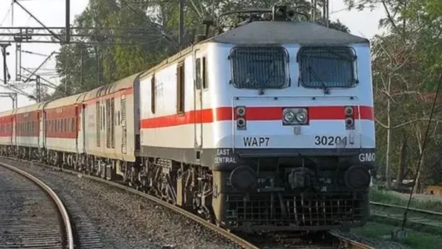 रेल यात्री सावधान! मई के पहले पखवाड़े में कैंसिल रहेंगी कई लोकल ट्रेनें, रूट भी डायवर्ट