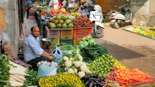 भीषण गर्मियों के बीच सब्जियों के दाम ने बढ़ाई टेंशन, टमाटर 50 तो नींबू 240 रुपये प्रति किलो बिक रहा