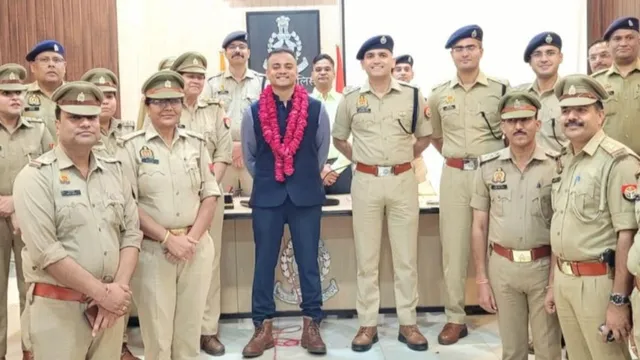 एसपी ग्रामीण अमृत जैन को दी विदाई, अलीगढ़ एसएसपी ने गाड़ी में लगाया धक्का