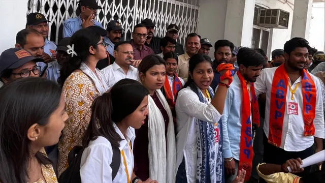 छात्रों के सामने झुका अवध यूनिवर्सिटी प्रशासन, परीक्षा में माइनस मार्किंग का फैसला लिया वापस