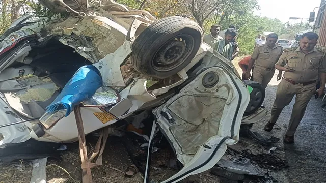 Meerut-Pauri Highway पर दो ट्रकों के बीच फंसी कार, सवारियों में मची चीख पुकार