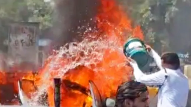 मुरादाबाद में सिपाही की चलती कार अचानक धू-धू कर जलने लगी, परिवार ने कूदकर बचाई जान