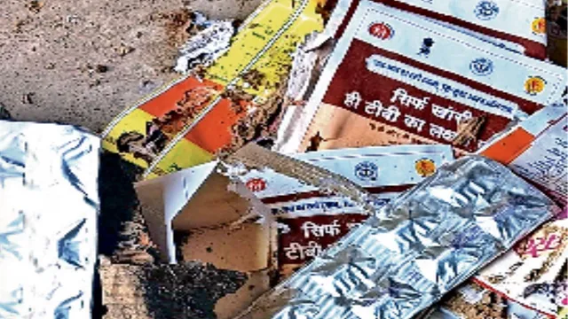 वाराणसी के सेवापुरी में मरीजों को मुफ्त दी जाने वाली एमडीआर टीबी की दवाएं फेंकी मिलीं