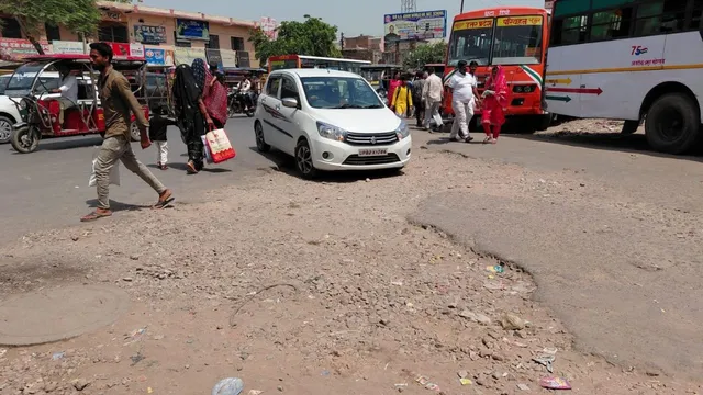एटा नगर पालिका ढुलमुल रवैया: 3 साल बाद भी 300 मीटर सड़क जर्जर, हजारों राहगीर परेशान