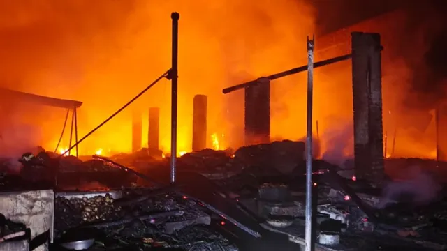 शिकोहाबाद सब्जी मंडी में लगी भीषण आग, 25 से अधिक दुकानें जलकर राख