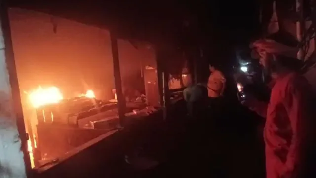 बांकेबिहारी मंदिर के सेवायत की प्रसाद की दुकान में लगी आग, लाखों का सामान जलकर राख