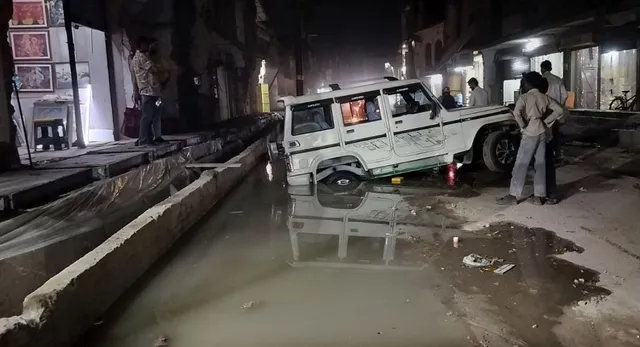 गोरखपुर विरासत गलियारा के लिए ठेकेदार ने खोद दिया गड्ढा, डूब रही बच्ची और युवती को लोगों ने बचाया