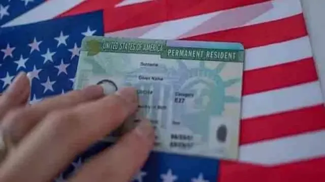 भारतीयों को US में ग्रीन कार्ड मिलने में कितना लगता है समय? भारतीय मूल की छात्रा के सवाल से छिड़ी बहस