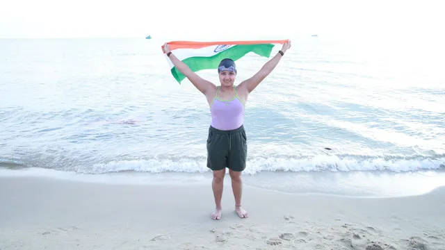 गुरुग्राम की तैराक काम्या ने रचा इतिहास, समुद्र की ऊंची लहरों को चीरते हुए बनाया नया रिकॉर्ड