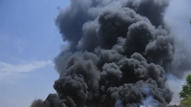 भीषण आग से गाजियाबाद में हवा हुई जहरीली, लोगों को सांस लेने में दिक्कत; AQI 340 के पार