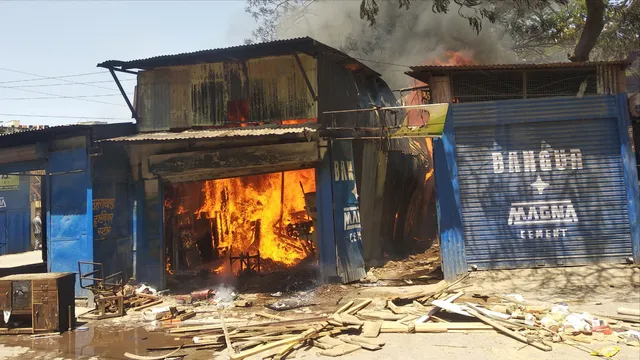 कोटद्वार में फर्नीचर की दुकानों में भीषण आग, लाखों का सामान राख; दमकल ने घंटों बाद पाया काबू