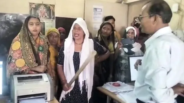 स्मार्ट मीटर के खिलाफ अनोखा विरोध: मथुरा में हाथाें में डंडा लेकर पहुंची महिलाएं बोलीं- जिंदगी नरक कर दी