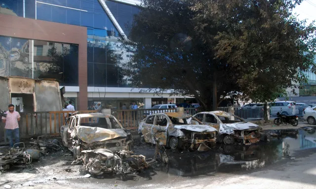 नोएडा में हिंसा खत्म, लेकिन बर्बादी के निशान बाकी: 70% श्रमिक काम पर लौटे, DM ने लगवाए वेतन वृद्धि के बोर्ड