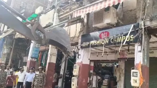 आगरा राजा की मंडी बाजार की सड़क और गैलरी कराई खाली, सीढ़ियों पर लाल निशान लगाने से व्यापारियों में खलबली