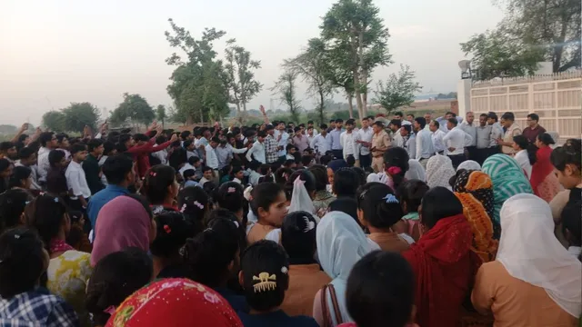 भिवाड़ी में फैक्ट्री के बाहर ठेका श्रमिकों का प्रदर्शन, सैलरी बढ़ाने की मांग पर अड़े मजदूर