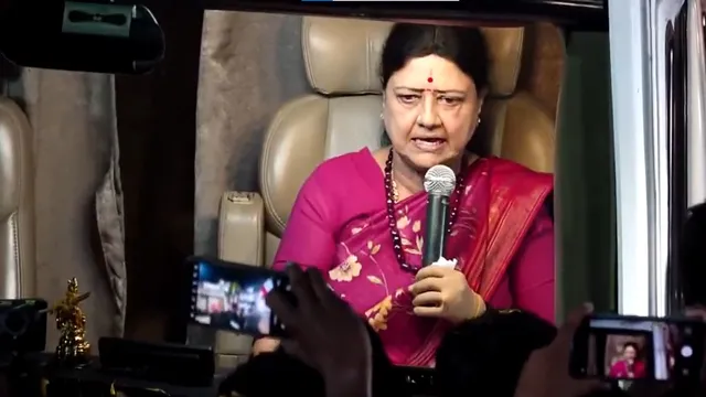 तमिलनाडु चुनाव 2026: वही अंदाज, वही वेशभूषा; जयललिता की राह पर चुनावी मैदान में उतरीं शशिकला