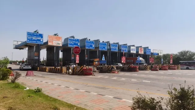 लखनऊ एक्सप्रेसवे पर टोल वसूली का बड़ा खेल, सॉफ्टवेयर में गड़बड़ी कर हल्के वाहनों से वसूल रहे अधिक टैक्स