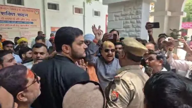 अभद्रता पर भड़के अधिवक्ता, एसडीएम कार्यालय में की तोड़फोड़, एसपी कार्यालय पर भी किया हंगामा