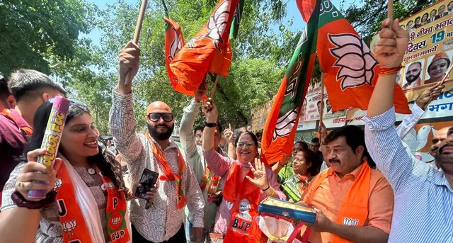 पूर्वी दिल्ली में भाजपा का जश्न: असम और पुड्डुचेरी जीत पर बांटे लड्डू, निकला विजय जुलूस