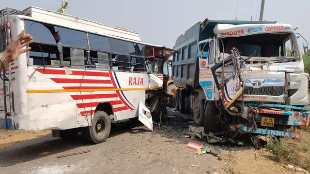 यात्रियों की जान से खिलवाड़, चालक नहीं अन्य व्यक्ति चला रहा था निजी बस; डंपर से टकराने से 15 लोग घायल