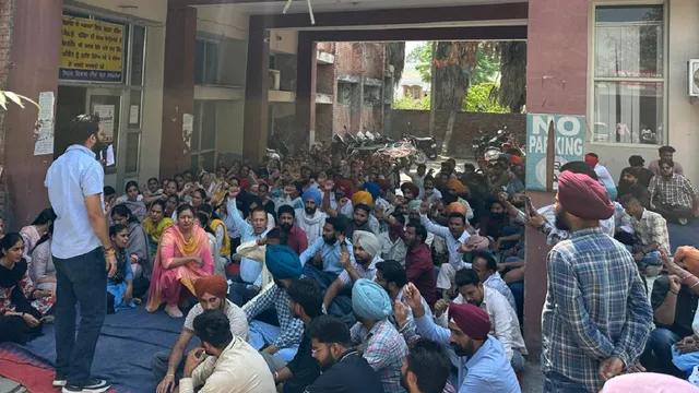 बठिंडा में स्वास्थ्य कर्मियों का प्रदर्शन, रुकी तनख्वाह और छुट्टियों को लेकर भड़के; 20 मई तक दिया अल्टीमेटम