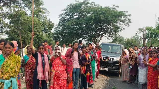 पंचेत में श्मशान घाट का रास्ता बंद करने पहुंचे कर्मियों का विरोध, महिलाओं ने दो अधिकारियों को बनाया बंधक